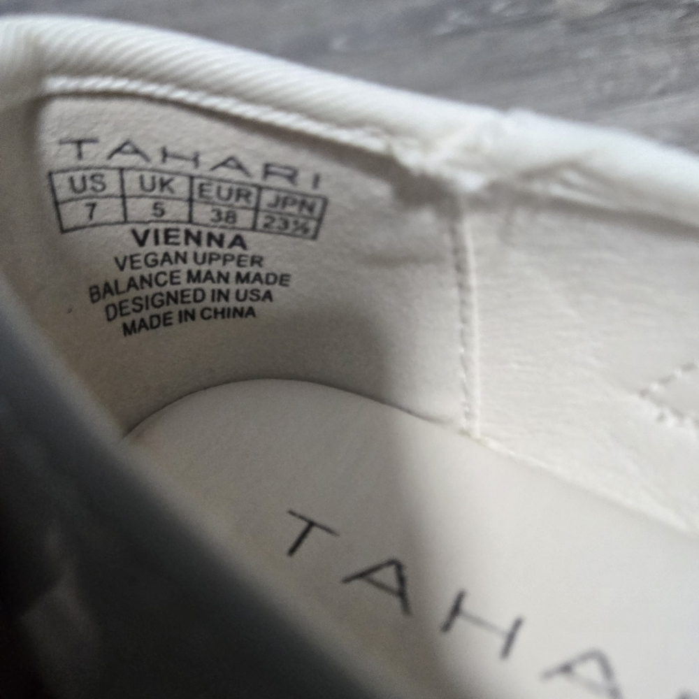 Tahari Vienna Ivory Patent Ballet Flats Size 7 - Picture 5 of 7